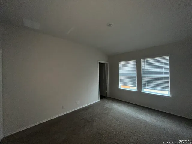 $1,895 | 324 Middle Green Loop, Floresville, TX 78114