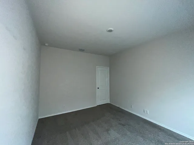 $1,895 | 324 Middle Green Loop, Floresville, TX 78114