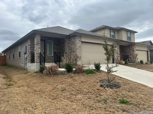 $1,895 | 324 Middle Green Loop, Floresville, TX 78114