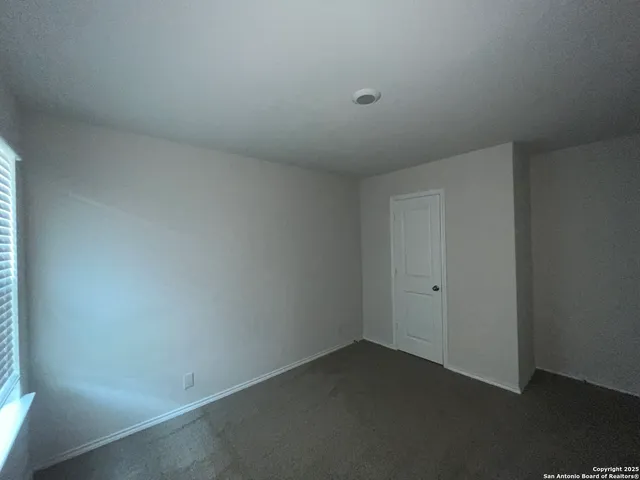 $1,895 | 324 Middle Green Loop, Floresville, TX 78114