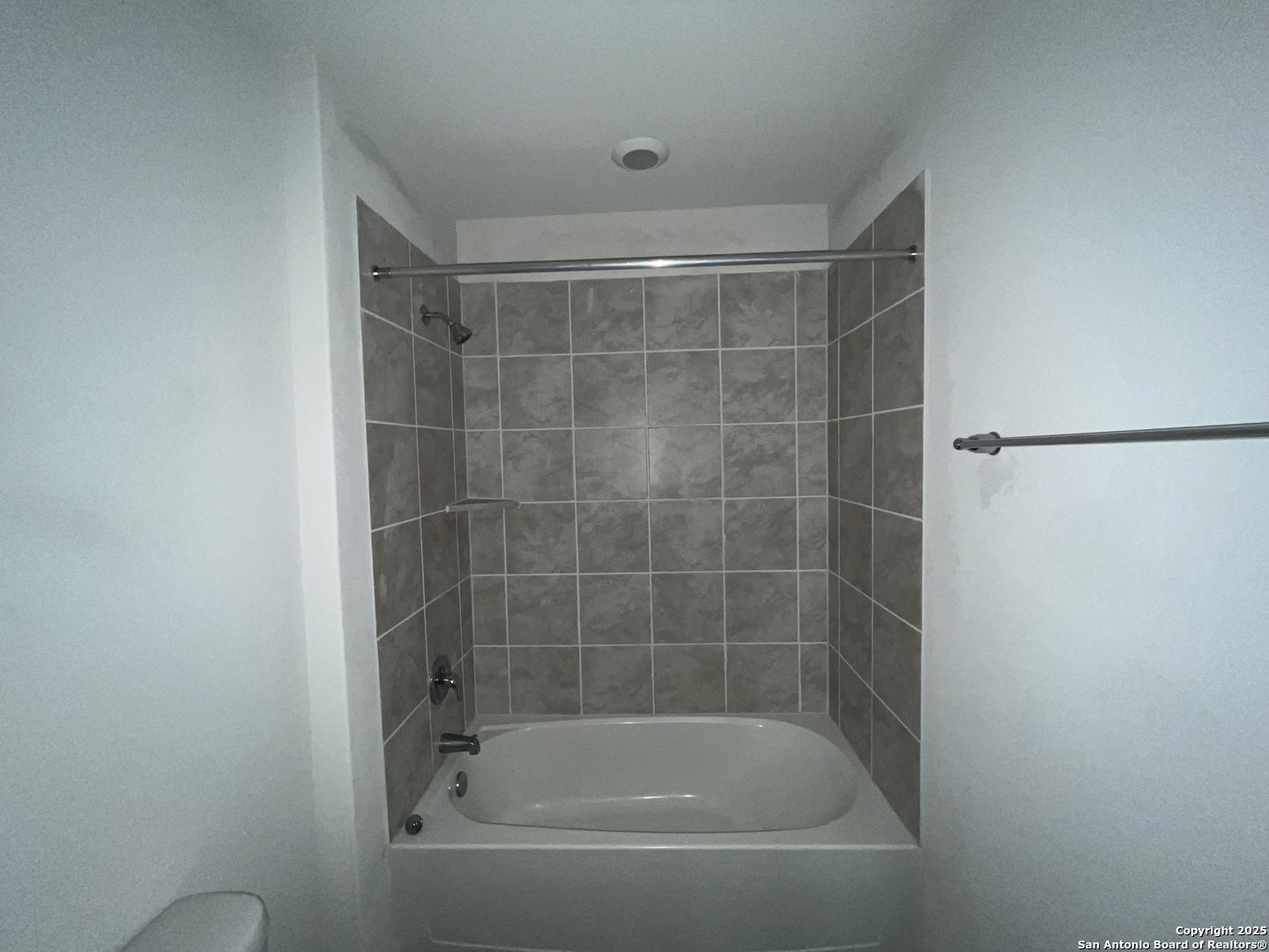 324 Middle Green Loop Floresville, TX 78114 - Photo 26 of 30 a bathroom with a bathtub