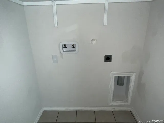 $1,895 | 324 Middle Green Loop, Floresville, TX 78114