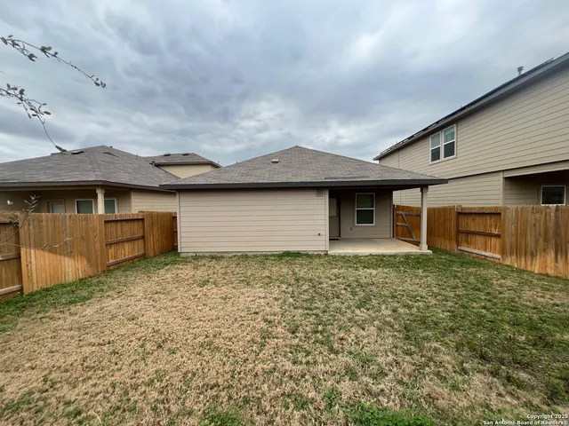 $1,895 | 324 Middle Green Loop, Floresville, TX 78114