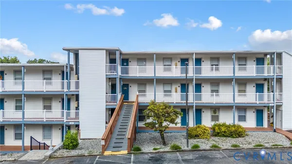 $165,000 | 1085 Bluewater Drive, Unit 208, Moneta, VA 24121