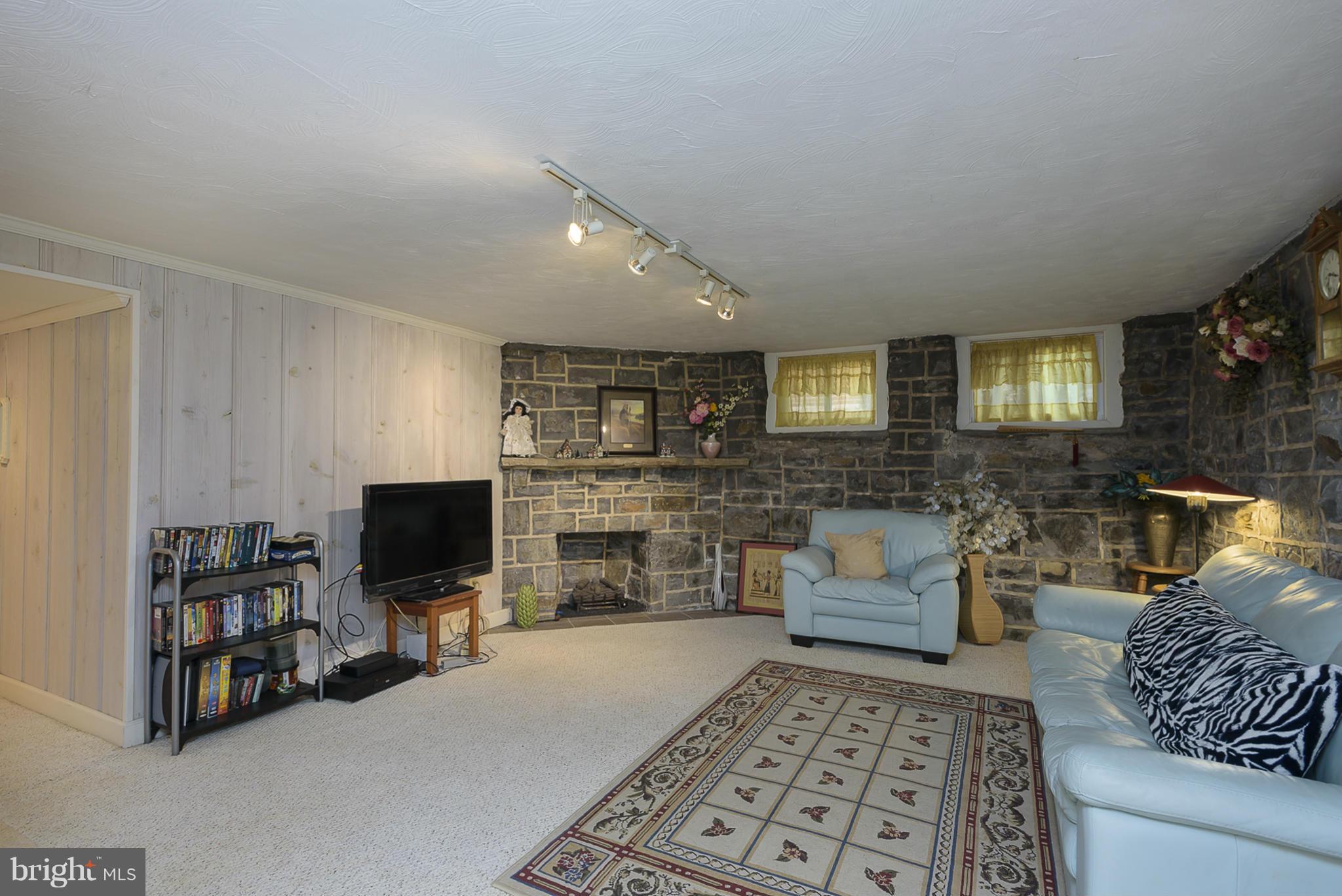 24 Somerset Road Catonsville, MD 21228 - Photo 16 of 29 FAMILY ROOM
