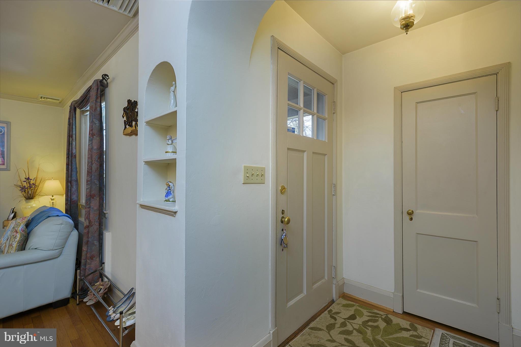 24 Somerset Road Catonsville, MD 21228 - Photo 4 of 29 FOYER