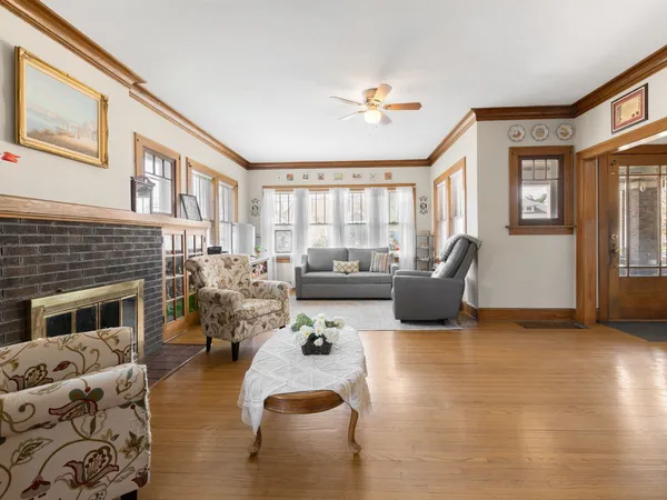 $299,900 | 25 North Worth Avenue, Elgin, IL 60123