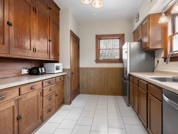 $299,900 | 25 North Worth Avenue, Elgin, IL 60123
