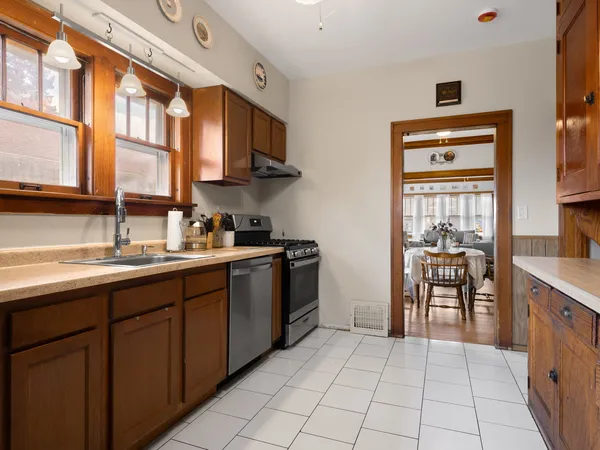 $299,900 | 25 North Worth Avenue, Elgin, IL 60123