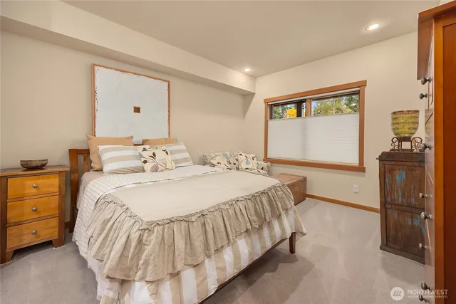 a en suite bathroom with a double vanity sink and a mirror