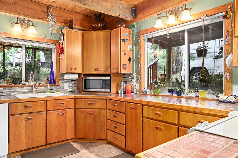 782 Crow Road Merlin, OR 97532 - Photo 4 of 38 4