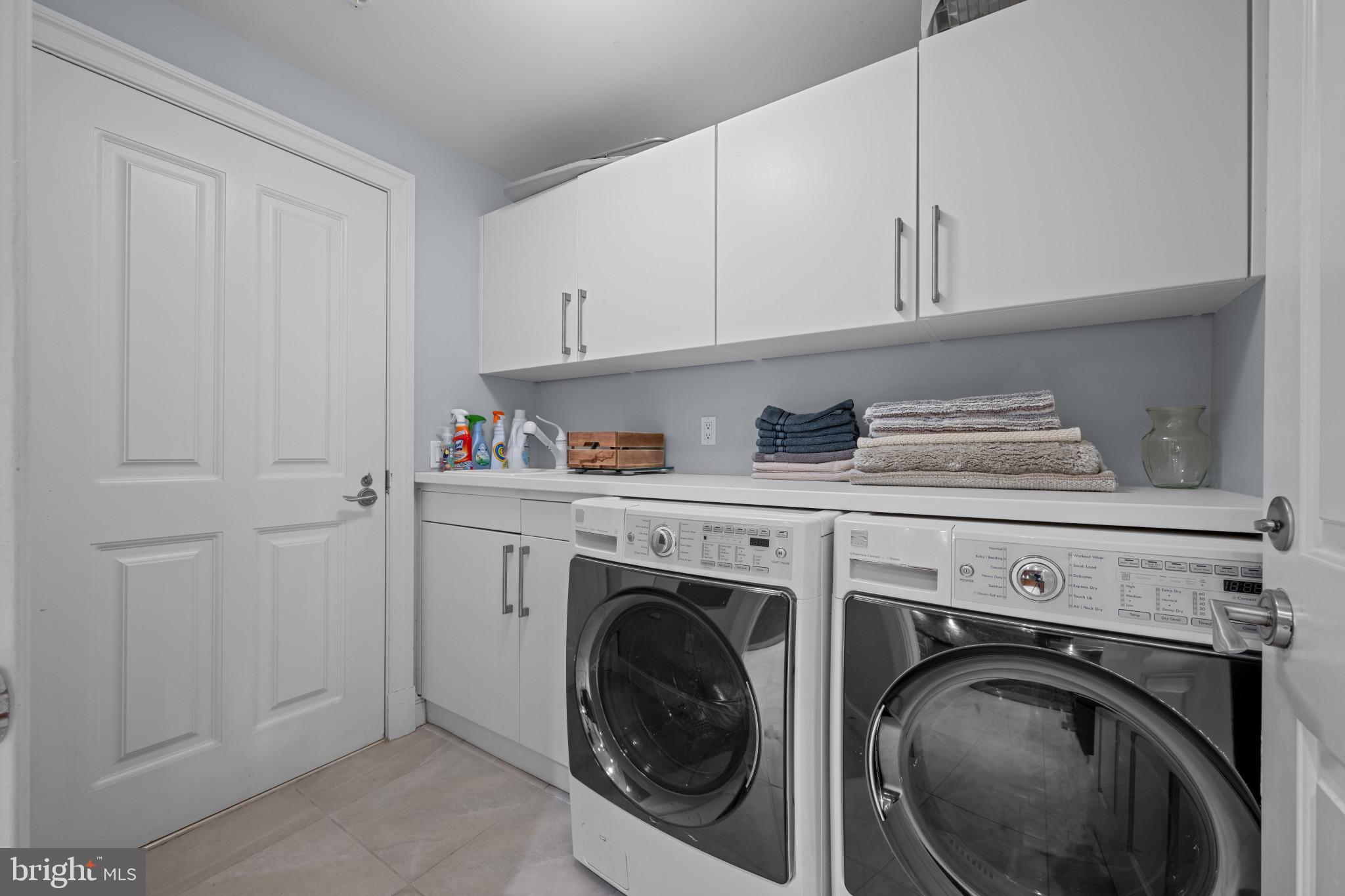 801 Key Highway, Unit 458 Baltimore, MD 21230 - Photo 33 of 48 a view of washer and dryer in a kitchen