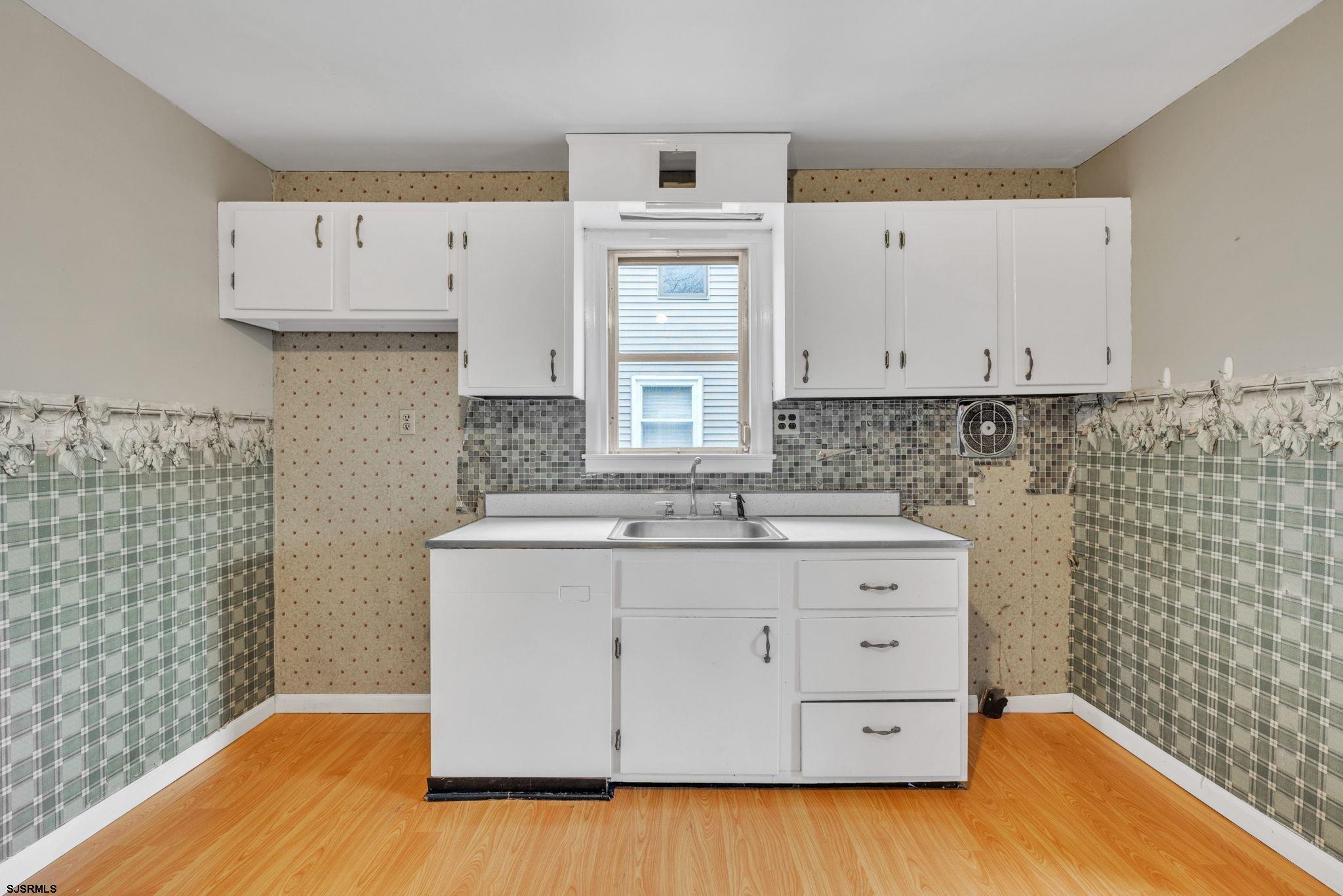 19 Arbor Road Villas, NJ 08251 - Photo 17 of 33 a kitchen with granite countertop white cabinets and a stove