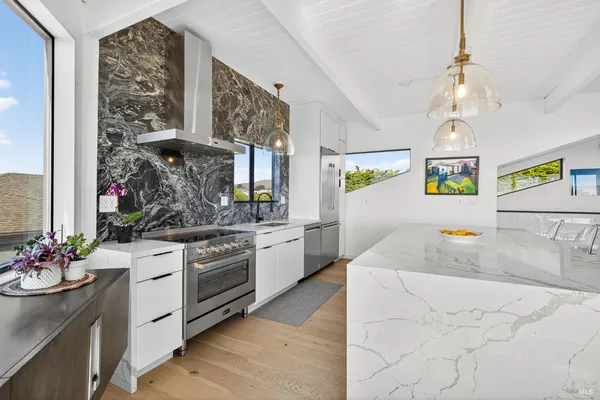 $1,950,000 | 21002 Heron Drive, Bodega Bay, CA 94923