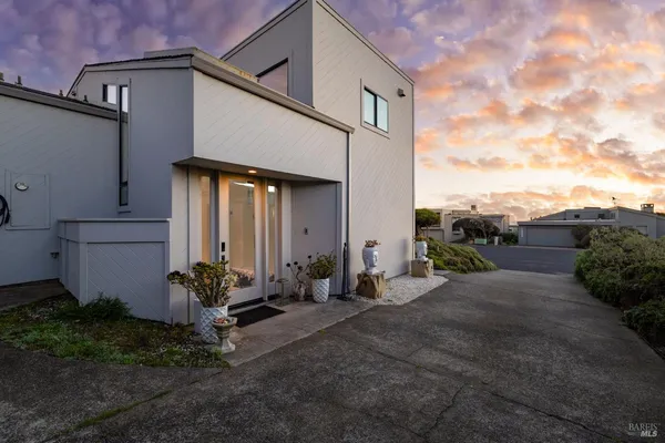 $1,950,000 | 21002 Heron Drive, Bodega Bay, CA 94923