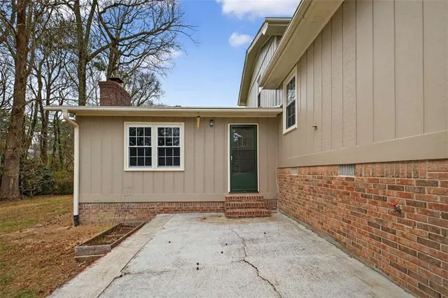 a view of house with backyard space and porch