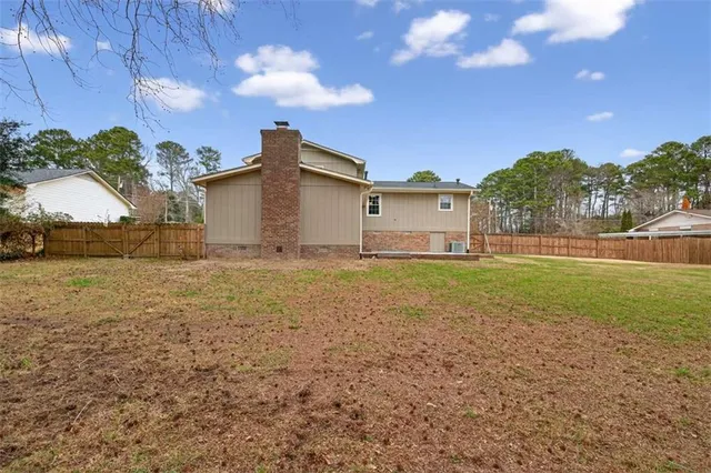 a view of a house with a yard
