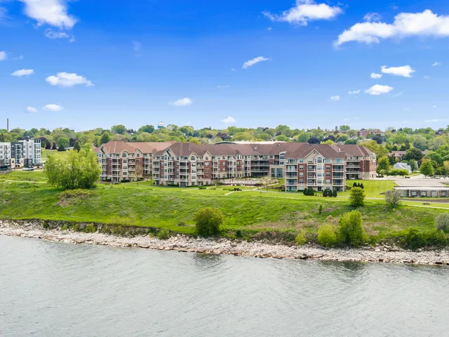 $500,000 | 4100 South Lake Drive, Unit 305, St. Francis, WI 53235
