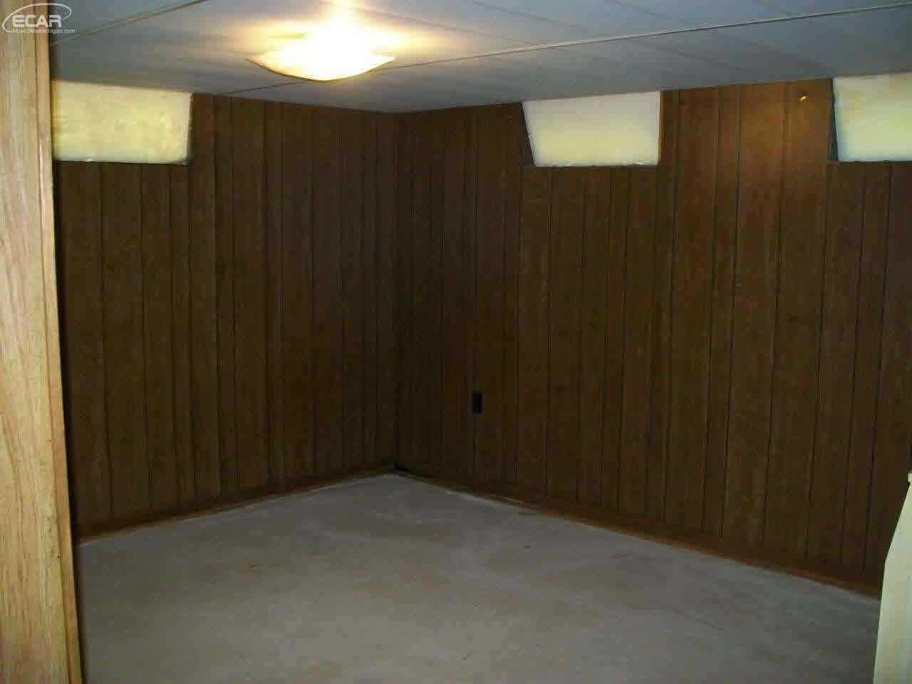 3356 Ridgecliffe Drive Flint, MI 48532 - Photo 17 of 24 21149287-16.JPG