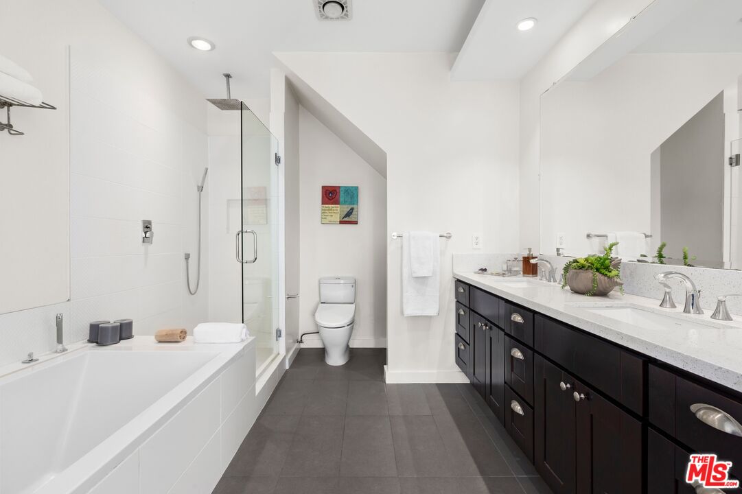 12320 Ridge Circle Los Angeles, CA 90049 - Photo 20 of 38 a spacious bathroom with a double vanity sink toilet mirror and bathtub