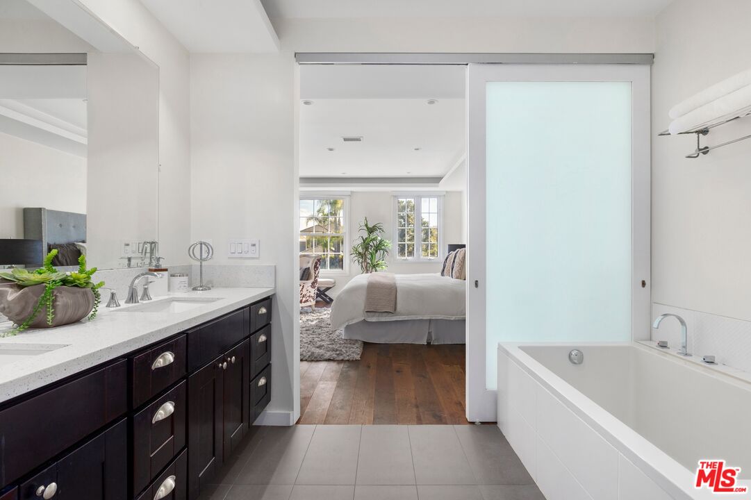 12320 Ridge Circle Los Angeles, CA 90049 - Photo 21 of 38 a spacious bathroom with a tub sink and mirror