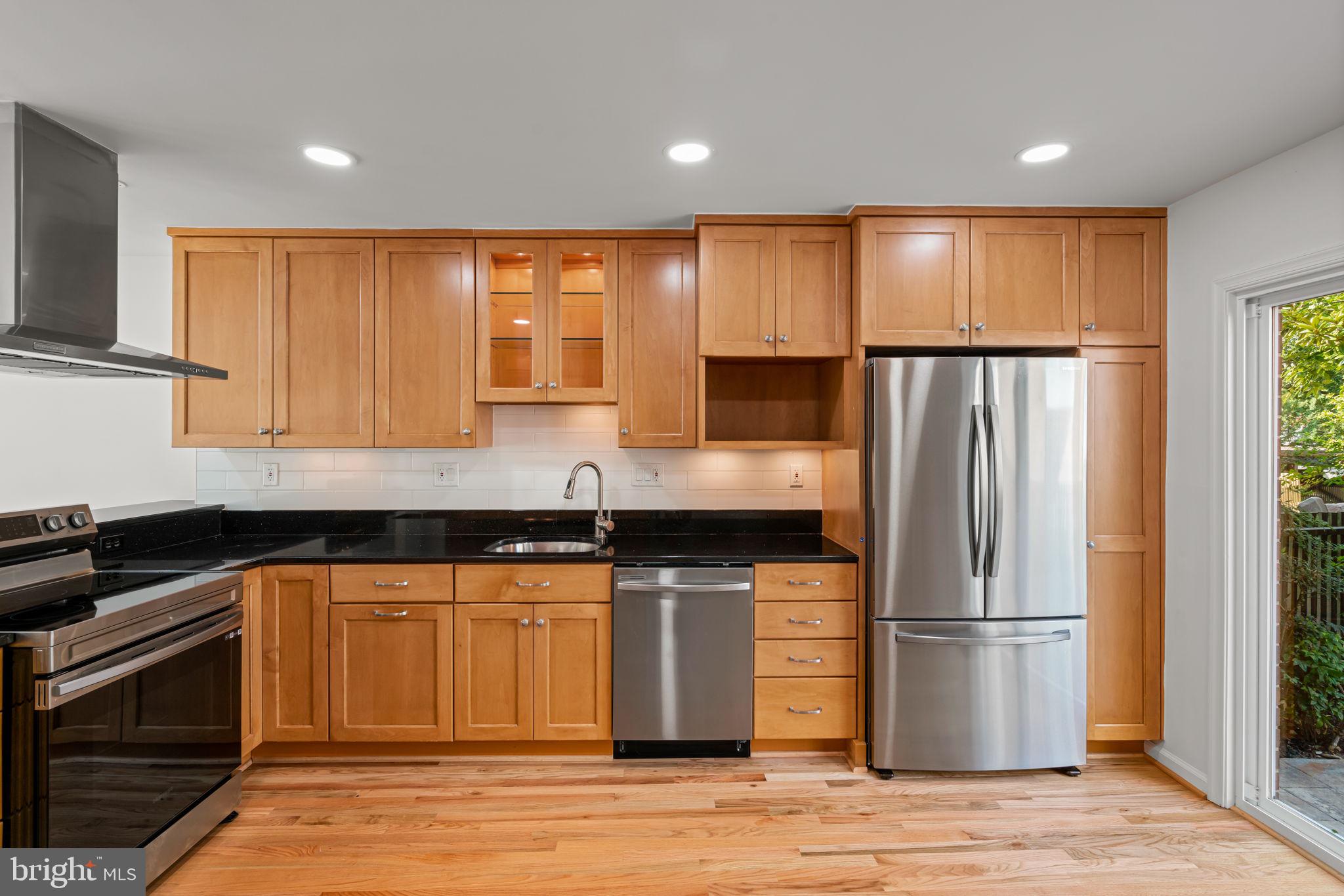 11446 Links Drive Reston, VA 20190 - Photo 9 of 87 New Stainless Appliances