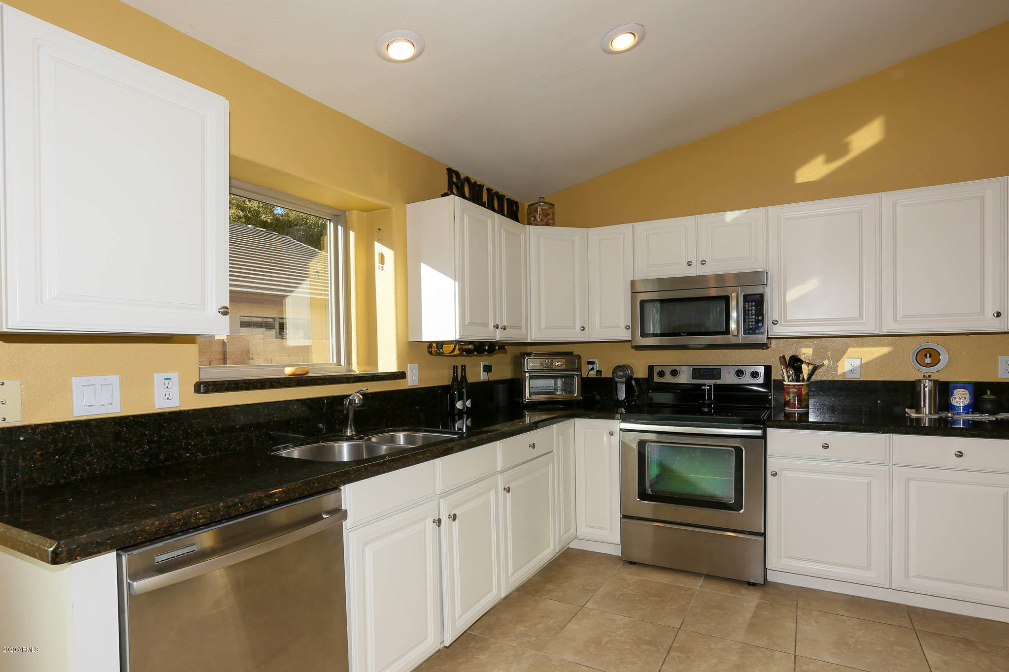 2083 East Willow Wick Road Gilbert, AZ 85296 - Photo 13 of 39 Kitchen