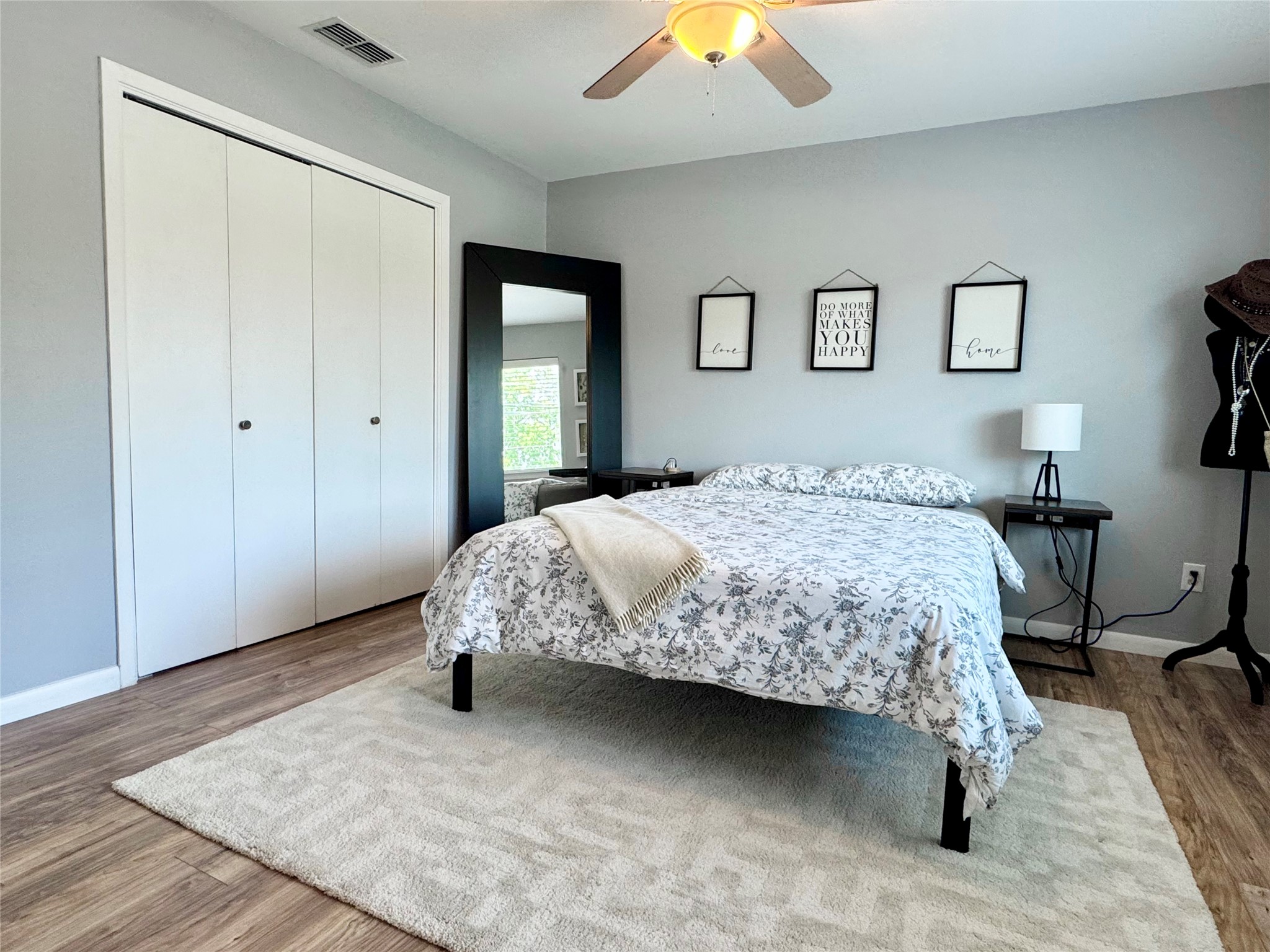 208 Skyloop Drive Austin, TX 78745 - Photo 17 of 33 Upstairs Bedroom Suite
