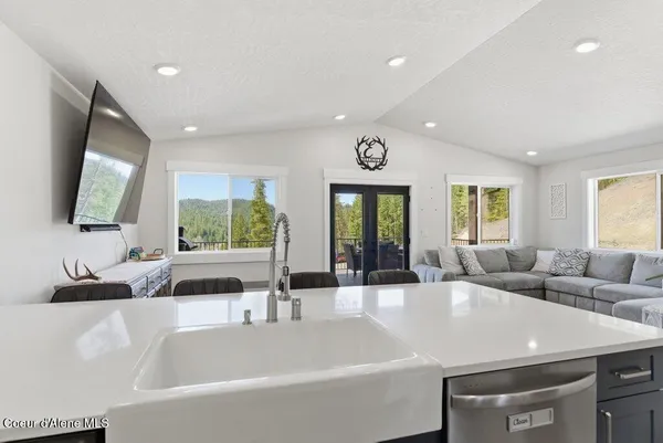 $979,000 | 3835 Pine Creek Road, Pinehurst, ID 83850