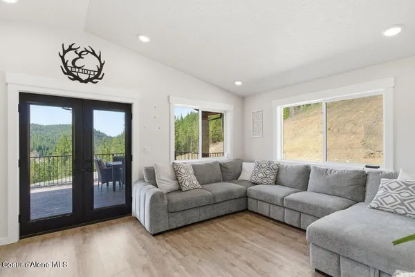 $979,000 | 3835 Pine Creek Road, Pinehurst, ID 83850