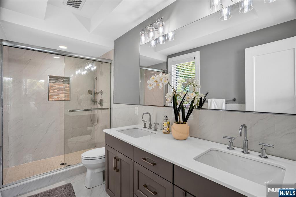 14 Hooks Lane Edgewater, NJ 07020 - Photo 13 of 31