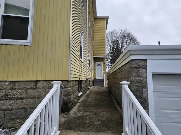 a view of a house with backyard