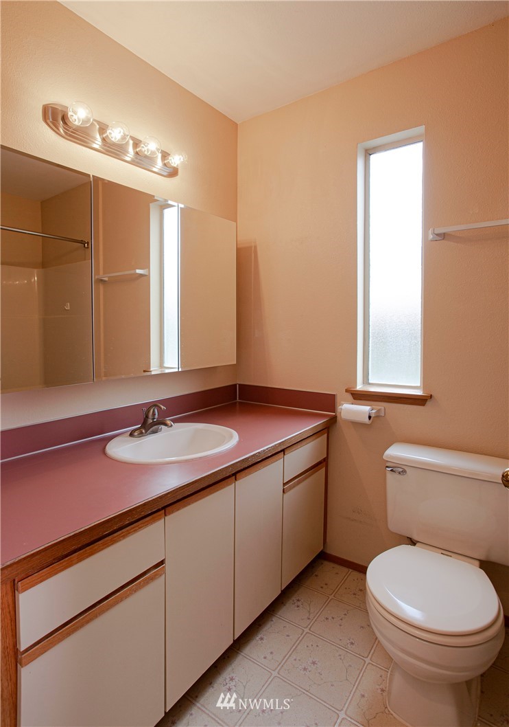 2070 Southeast 8th Place Renton, WA 98057 - Photo 14 of 38 Gallery Image 14