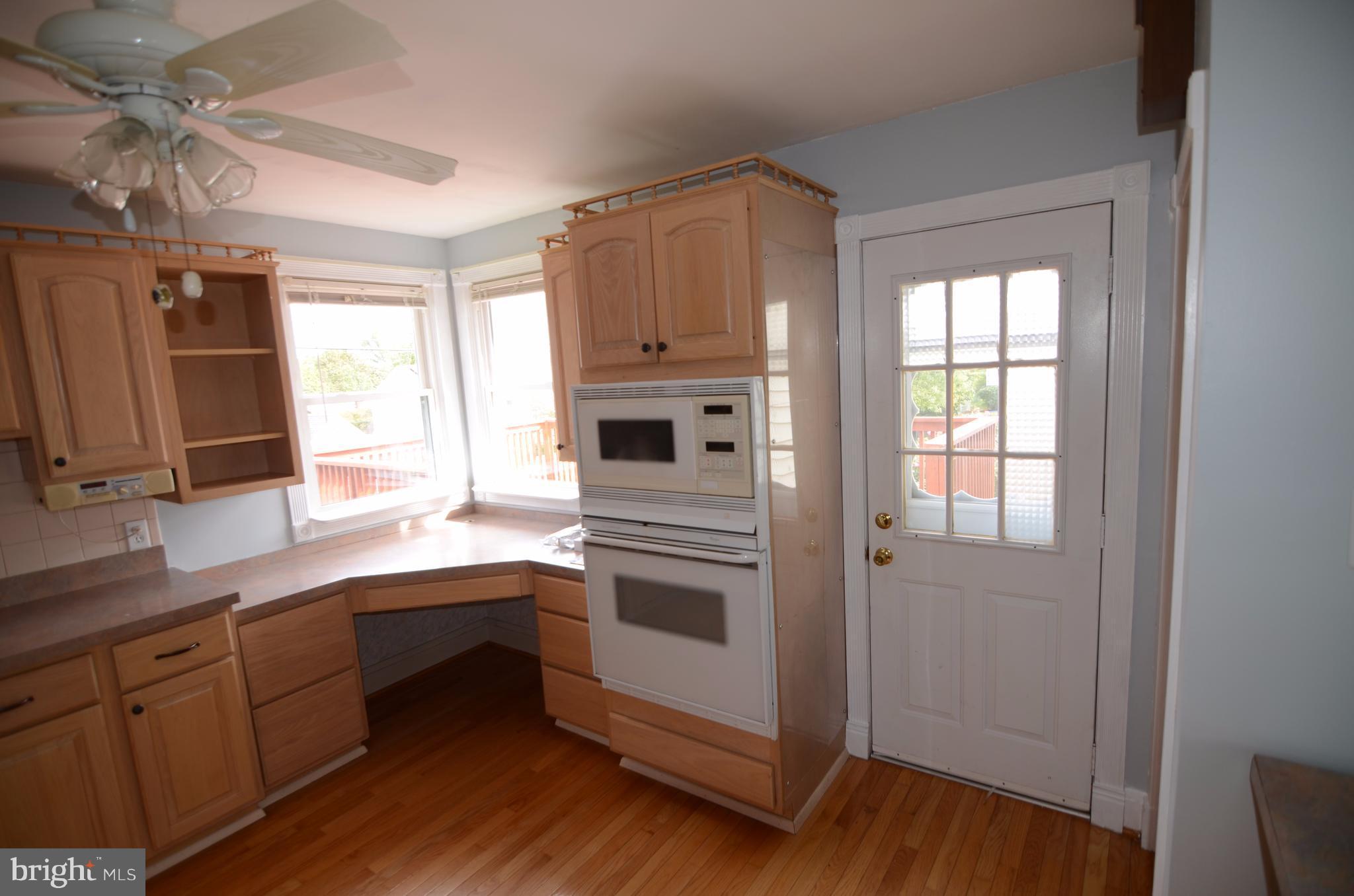 4216 Thorncliff Road Baltimore, MD 21236 - Photo 4 of 20 Kitchen w/door to deck