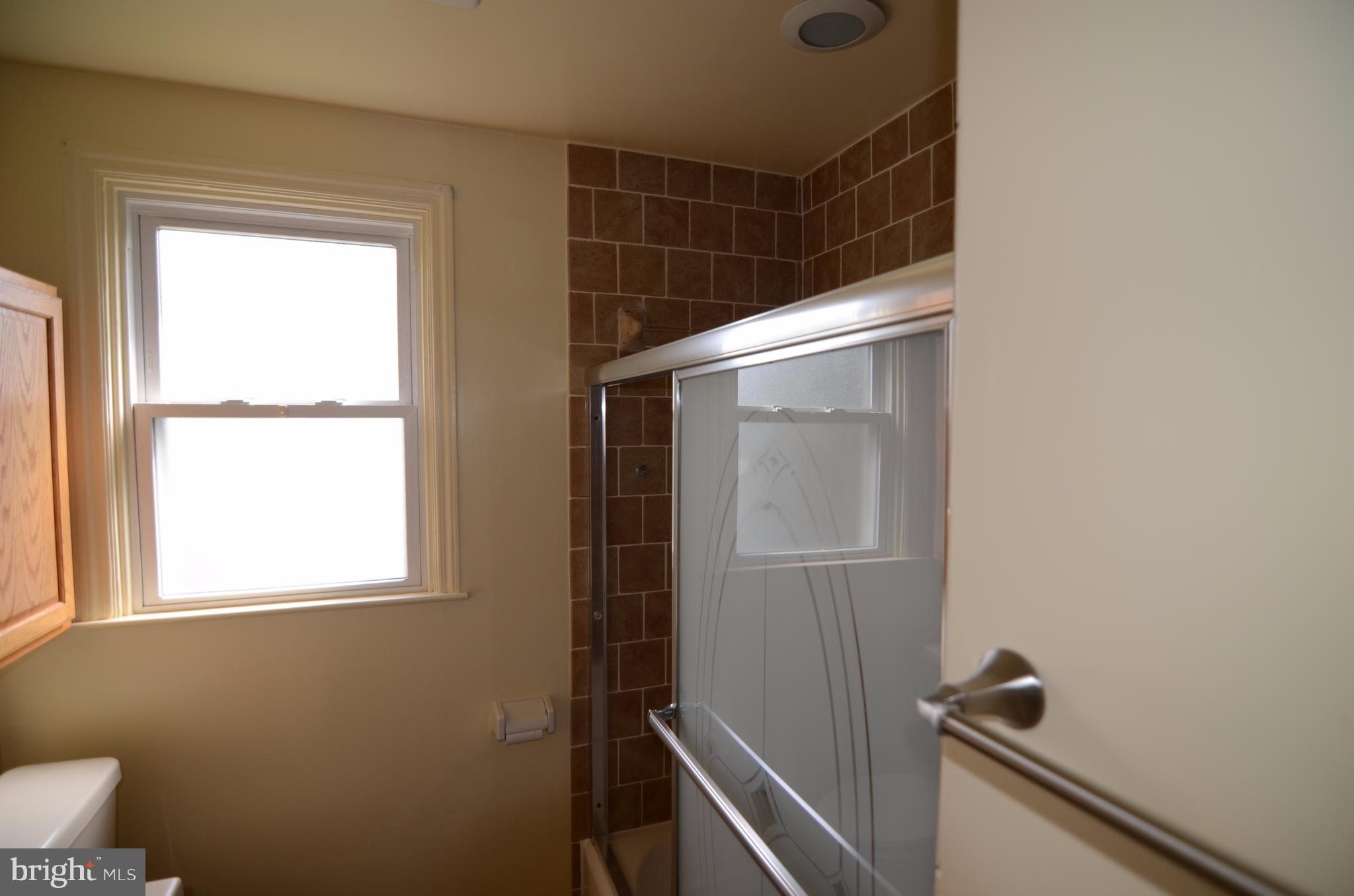 4216 Thorncliff Road Baltimore, MD 21236 - Photo 8 of 20 1st flr Bath