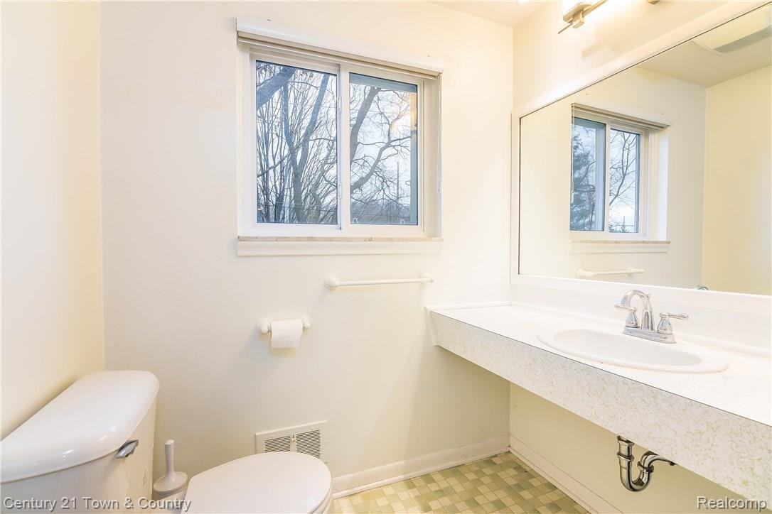 2080 Avoncrest Court Rochester, MI 48309 - Photo 24 of 39 024-Master_Bathroom-3888250-large.jpg