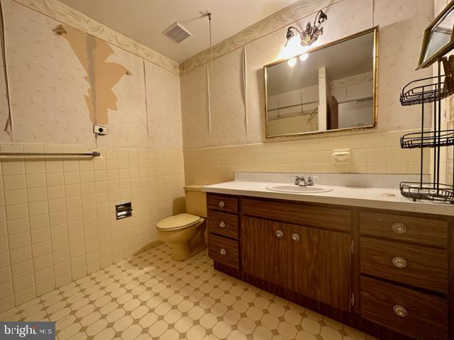 207 Rydal Place Ambler, PA 19002 - Photo 25 of 29 Hall Bathroom