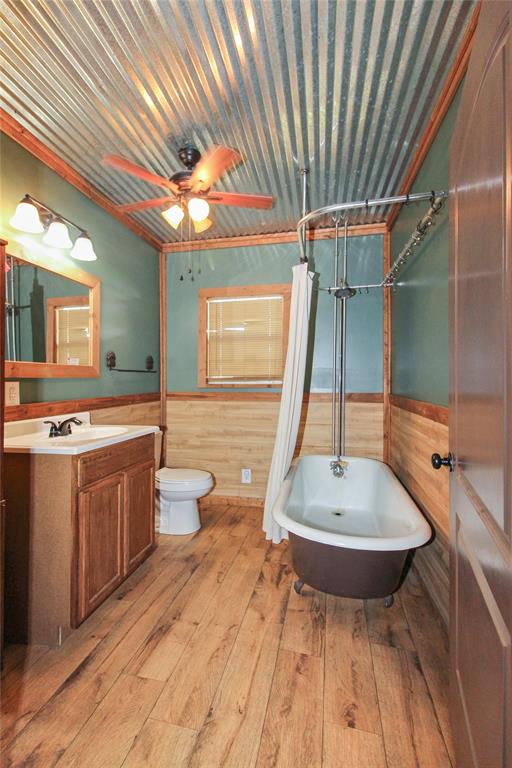 455 Hughes Cemetery Road Italy, TX 76651 - Photo 30 of 40 a bathroom with a sink a toilet a mirror and bathtub