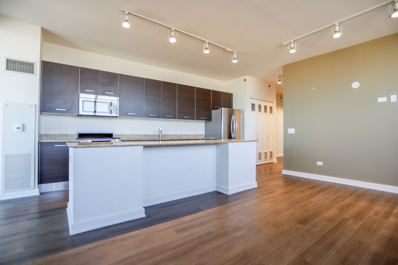 910 West Huron Street, Unit 915 Chicago, IL 60642 - Photo 4 of 23
