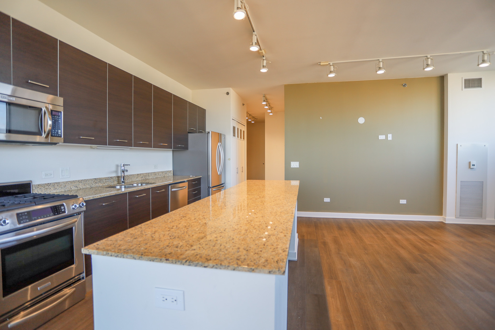 910 West Huron Street, Unit 915 Chicago, IL 60642 - Photo 8 of 23