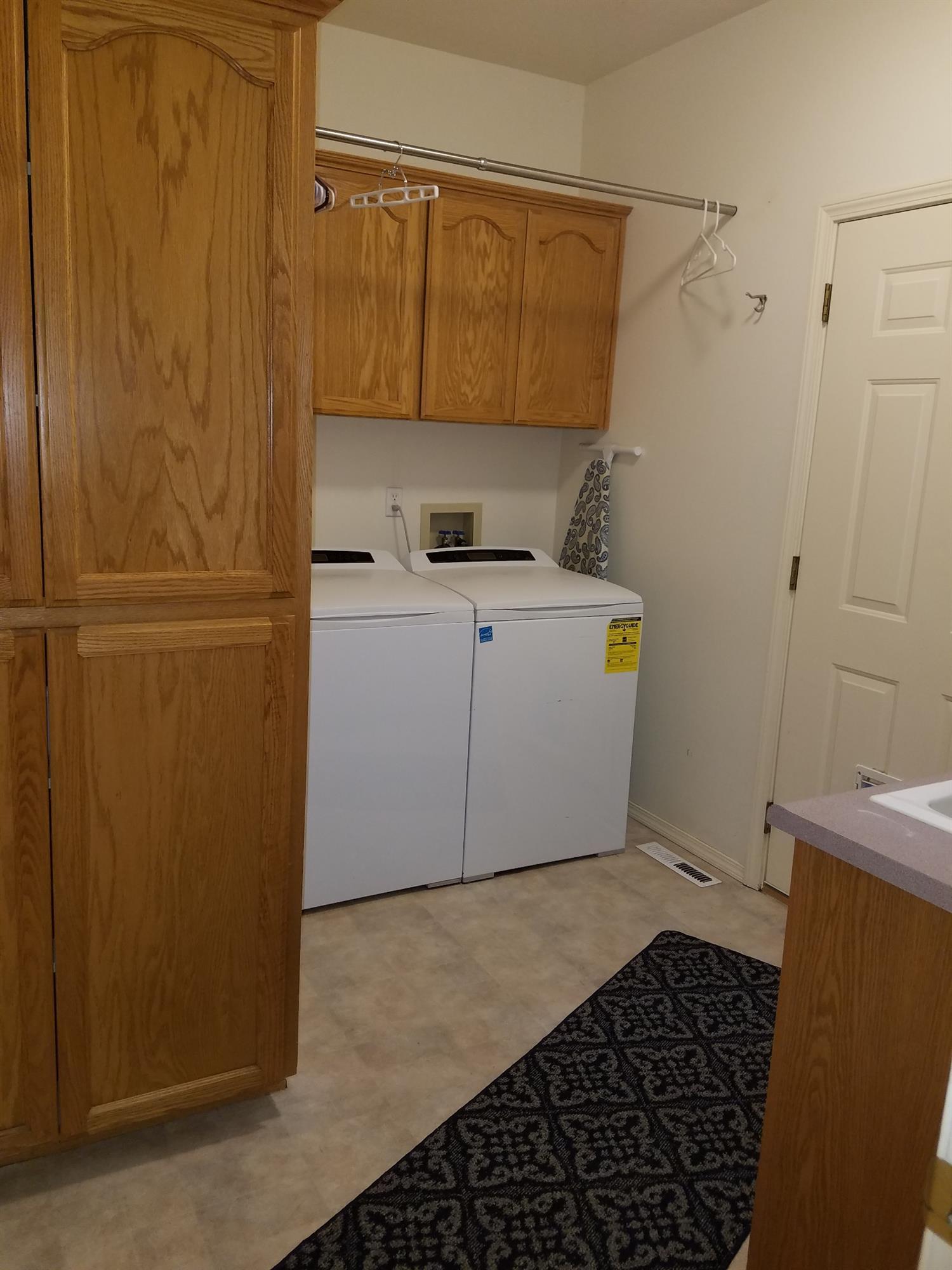 3813 Hilsinger Road Phoenix, OR 97535 - Photo 27 of 35 a utility room with dryer and washer