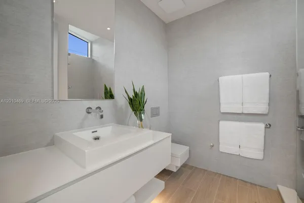 $24,990,000 | 7815 Atlantic Way, Miami Beach, FL 33141