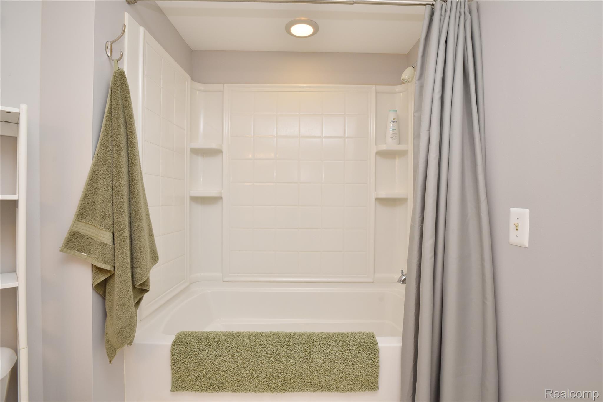 1635 Huntington Park, Unit A Rochester, MI 48309 - Photo 34 of 41 3rd Full Bathroom Tub w/ Overhead Shower