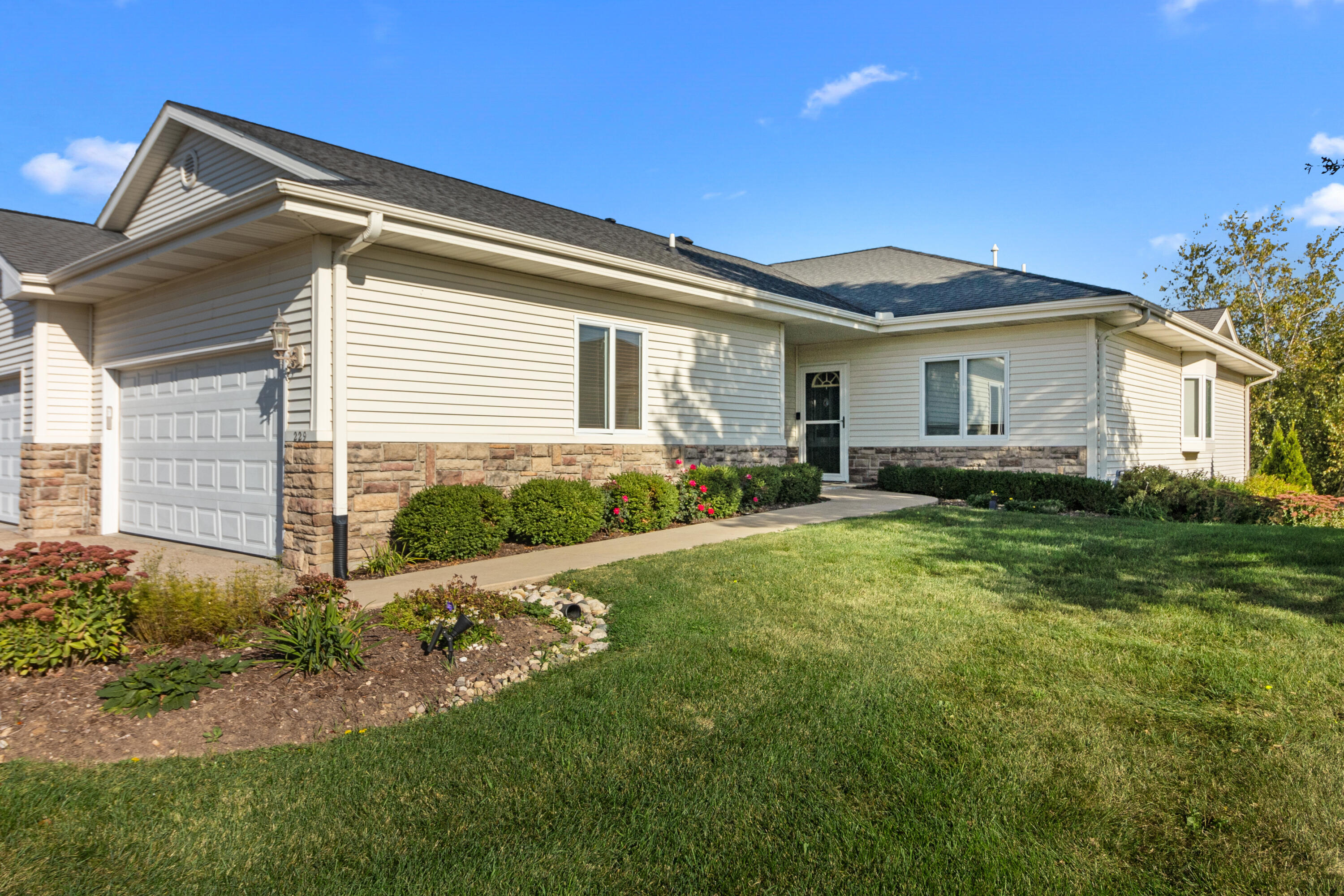 229 Creekside Place Delavan, WI 53115 - Photo 1 of 1 bb8