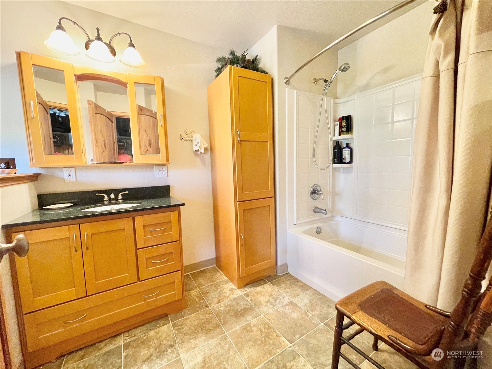 216 Tucannon Road Dayton, WA 99328 - Photo 17 of 39 a bathroom with a tub sink and mirror