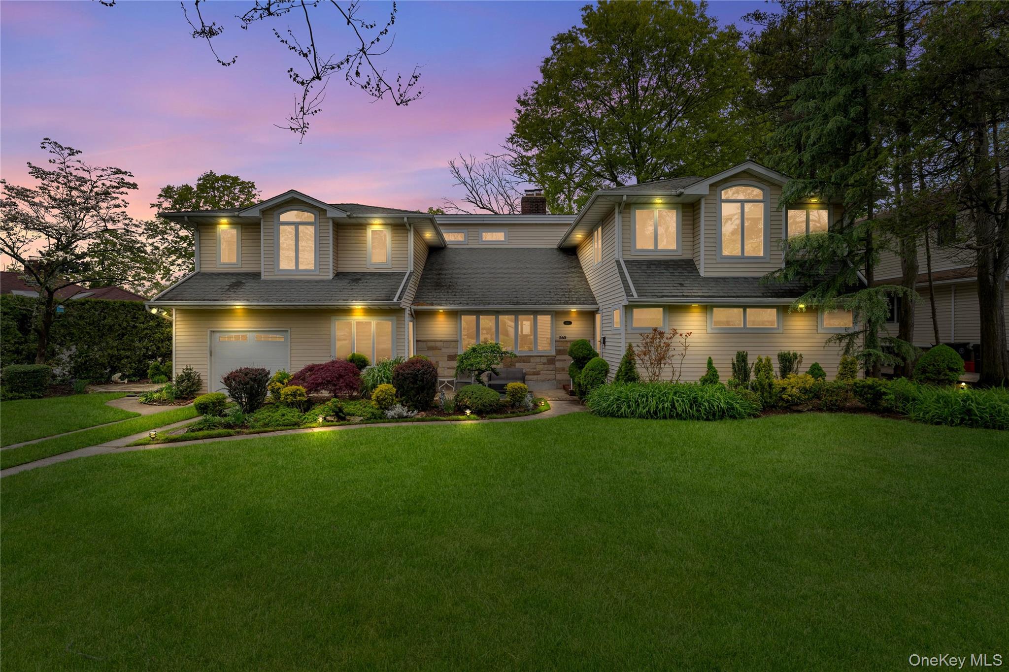 565 Mohawk Road West West Hempstead, NY 11552 - Photo 2 of 48