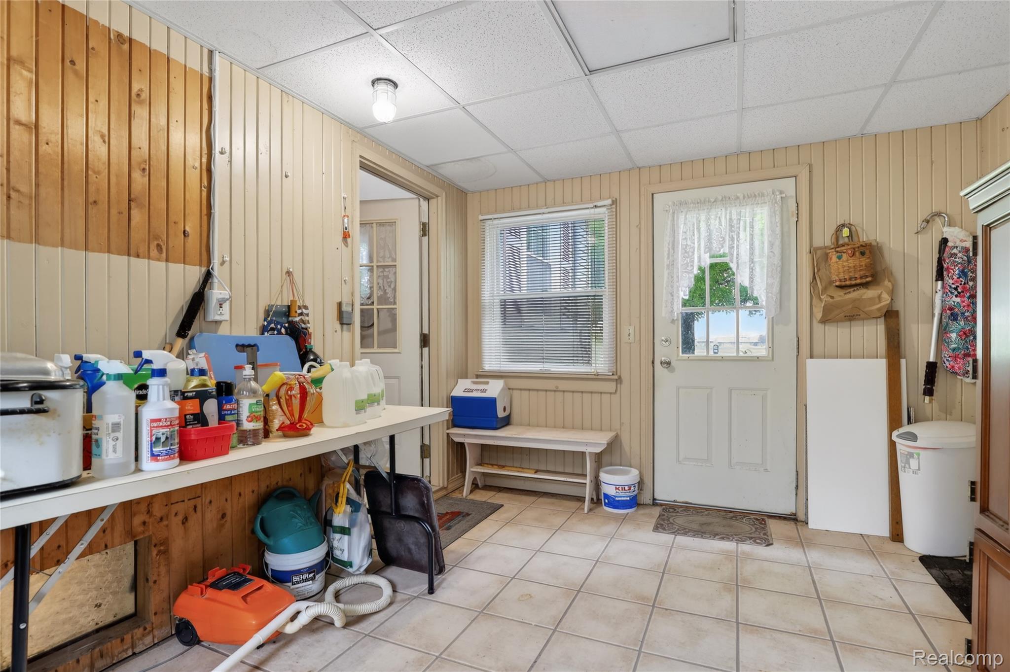 5090 Torrey Road Flint, MI 48507 - Photo 33 of 43 Breezeway 1.jpg