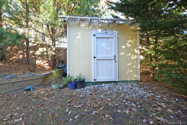 $849,999 | 64 Glen Road, Baiting Hollow, NY 11933