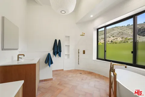 $5,395,000 | 28222 Via Acero, Malibu, CA 90265
