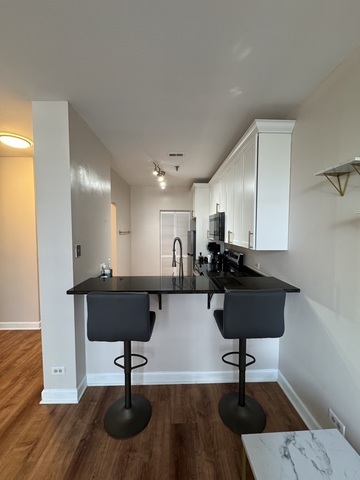 780 South Federal Street, Unit 606 Chicago, IL 60605 - Photo 5 of 11 a living room with furniture and a table